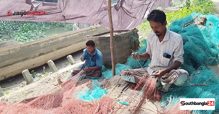 ঋণের বোঝা মাথায় নিয়ে নদীতে নামতে প্রস্তুত জেলেরা