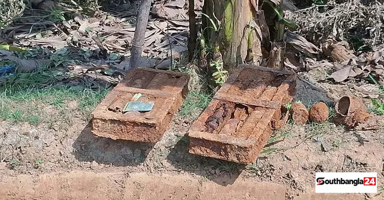 মাটি খুঁড়তেই বেরিয়ে এলো ১২ রকেট লঞ্চারসদৃশ বস্তু