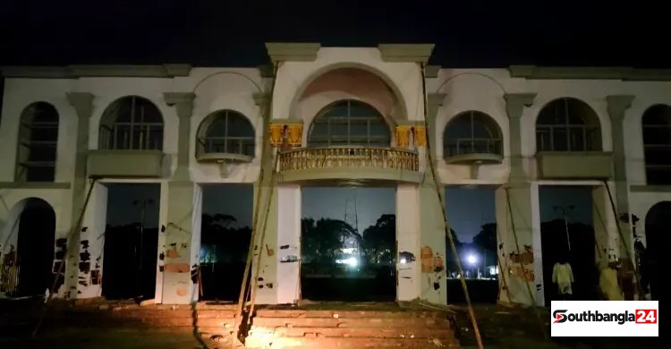 পুরাতন বাণিজ্য মেলার গেট ভাঙচুর, ৩৫ লাখ টাকা ক্ষতির অভিযোগে মামলা