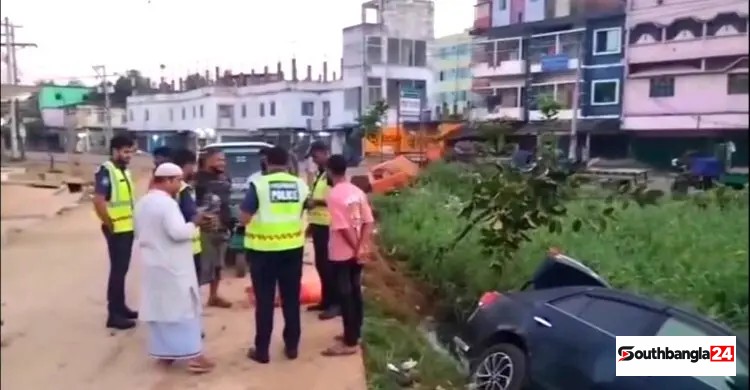 ফটিকছড়িতে দুর্ঘটনাকবলিত প্রাইভেটকারে মিললো ৪০ লিটার মদ