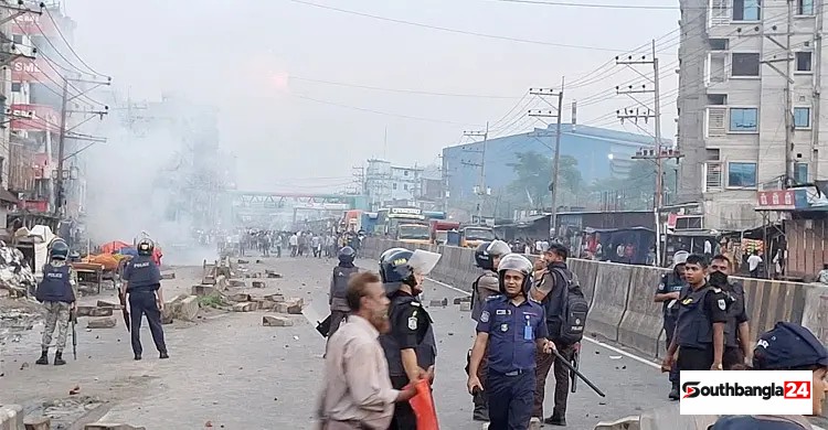 গাজীপুরে পুলিশের সঙ্গে শ্রমিকদের সংঘর্ষ
